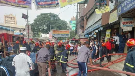 ফার্মগেটে মানসী প্লাজায় আগুন, নিয়ন্ত্রণে ৫ ইউনিট