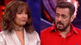 &lsquo;বিগ বস&rsquo;-এর মঞ্চে কেঁদে ফেললেন ক্যানসার আক্রান্ত হিনা&nbsp;
