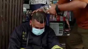 তীব্র ধোঁয়ায় আগুন নেভাতে বেগ পেতে হচ্ছে ফায়ার সার্ভিস কর্মীদের