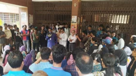 ঘাতক অটোরিকশা চালকের বিচারের দাবিতে প্রশাসনিক ভবনে তালা, বিক্ষোভ