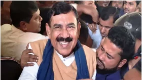 আদালতে শাজাহান খানকে জড়িয়ে ধরলেন কর্মীরা, মুক্তি চেয়ে স্লোগান
