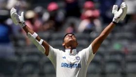ছক্কা মেরে জয়সোয়ালের সেঞ্চুরি, রান পাহাড় গড়ছে ভারত