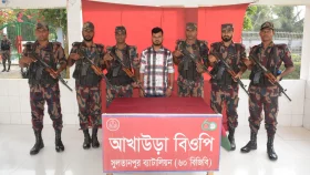 ভারতে পালানোর সময় স্ত্রীসহ স্বেচ্ছাসেবক লীগ নেতা আটক