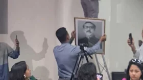 নতুন ইসির ব্রিফিংয়ের আগেই সরানো হলো শেখ মুজিবের ছবি