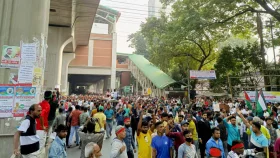 ১১ দফা দাবিতে প্রেসক্লাবের সামনে হাজারও অটোরিকশা চালক, যান চলাচল বন্ধ