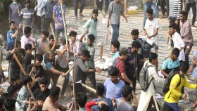মোল্লা কলেজে বিক্ষুব্ধ শিক্ষার্থীদের ভাঙচুর-লুটপাট, রণক্ষেত্র যাত্রাবাড়ী