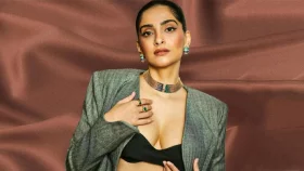 আয়নায় নিজেকে দেখে ভেঙে পড়তেন সোনম!