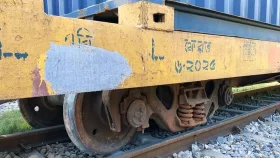 আজমপুরে পণ্যবাহী ট্রেনের ৩ বগি লাইনচ্যুত