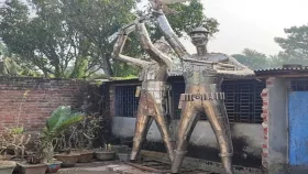 বেকায়দায় পড়ে ভাস্কর্য ফিরিয়ে আনলেন রাবি অধ্যাপক