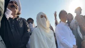 ইমরান খান মুক্তি না পেলে ডি-চক ছাড়বেন না বুশরা বিবি