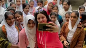 &lsquo;আমি তোমাদেরই লোক&rsquo;, এক ঝাঁক শিক্ষার্থীর উদ্দেশ্যে পরীমণি&nbsp;