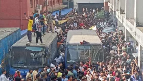 চিন্ময় কৃষ্ণকে বহন করা প্রিজন ভ্যান আটকে বিক্ষোভ