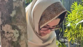সাবেক স্বামীর কবর জিয়ারত করলেন পরিমণি