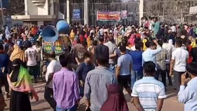 দ্বিতীয় দিনেও শ্রমিকদের সড়ক অবরোধ-অবস্থান কর্মসূচি অব্যাহত