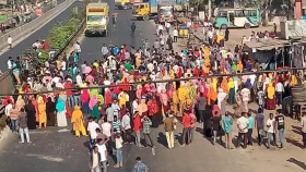 পোশাক শ্রমিকদের দিনভর বিক্ষোভে অচল ঢাকা-টাঙ্গাইল মহাসড়ক