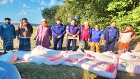 ইউনিয়ন পরিষদ থেকে লুট হওয়া ডালের বস্তা মিলল খোলা মাঠে
