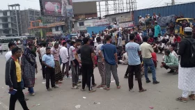 শিক্ষার্থীদের সঙ্গে বিরোধে বরিশালে বাস শ্রমিকদের সড়ক অবরোধ