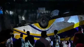 বনশ্রীতে বাস উল্টে পড়ল খালে, হতাহতের আশঙ্কা