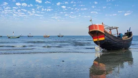 টেকনাফে মাছ ধরার ট্রলার উল্টে জেলে নিখোঁজ