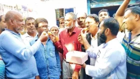 সাবেক উপমন্ত্রী আব্দুস সালাম পিন্টুর মুক্তিতে মিষ্টি বিতরণ