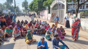 বকেয়া বেতনের দাবিতে পৌরসভার পরিচ্ছন্নকর্মীদের সড়ক অবরোধ