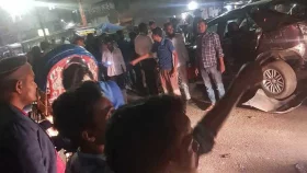 মগবাজার ক্রসিংয়ে গাড়ির ওপরে উঠে গেল ট্রেন