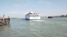 পর্যটক নিয়ে সেন্ট মার্টিনের উদ্দেশে জাহাজ
