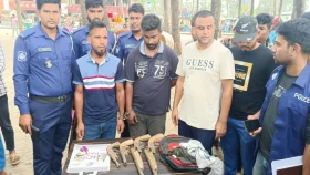 কক্সবাজার সমুদ্র সৈকতে অস্ত্রসহ দুই যুবক আটক