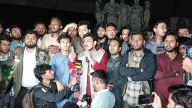 ভারতে বাংলাদেশি দূতাবাসে হামলার প্রতিবাদে ঢাবিতে মশাল মিছিল