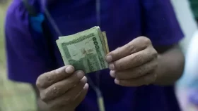বাবার পেনশনের টাকা তুলতে ব্যাংকে ধরনা ছেলের&nbsp;