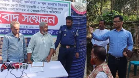 অনিয়ম নিয়ে সংবাদ সম্মেলন, পুলিশ নিয়ে হাজির ইউএনও
