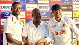 তাসকিনকেই ট্রফি দিয়ে দিলেন জেইডেন সিলস