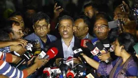 বাংলাদেশকে দুর্বল-নতজানু ভাববেন না: আইন উপদেষ্টা