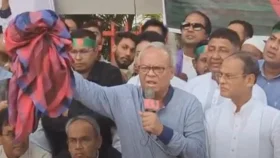 স্ত্রীর ভারতীয় শাড়ি পুড়িয়ে দিলেন বিএনপি নেতা রিজভী