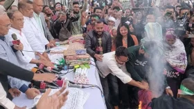 এবার স্ত্রীর ভারতীয় শাড়ি পোড়ালেন রিজভী