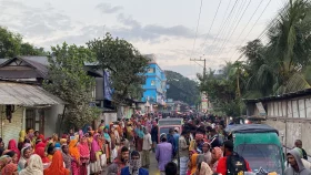 মুন্সীগঞ্জের শ্রমের হাটে কাজের সন্ধানে শত শত নারী-পুরুষ শ্রমিক