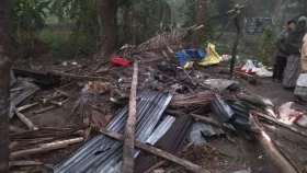 শিক্ষকের স্ত্রী-পুত্রবধূকে গাছে বেঁধে ঘরে অগ্নিসংযোগ &nbsp;