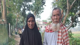 ছেলের মারধরে বাড়ি ছাড়া বৃদ্ধ বাবা-মা