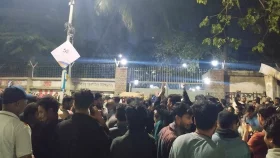 ঢাবি ভিসির বাসভবনের সামনে কেন গান-বাজনা শিক্ষার্থীদের?