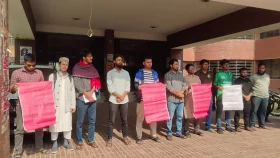 জাবিতে ভর্তি পরীক্ষায় ভিসি কোটা বাতিলের দাবিতে মানববন্ধন