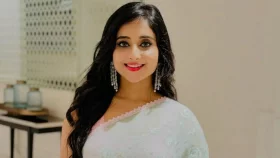 ‘কাকুর বয়সী লোক কোমরে হাত দেয়’