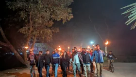 সমন্বয়কদের গাড়িবহরে হামলার প্রতিবাদে জাবিতে মশাল মিছিল