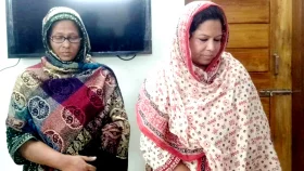 কুষ্টিয়ায় ট্রাফিক পুলিশকে জুতাপেটা, ২ নারী আটক