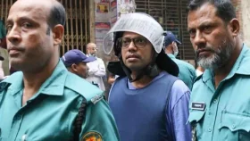 আদালতে হাই কমোড চাইলেন পলক