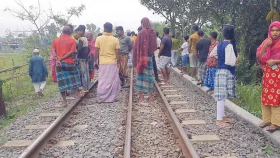 সন্তানকে নিয়ে ট্রেনের নিচে ঝাঁপ দিলেন মা, অলৌকিকভাবে বেঁচে গেল শিশুটি&nbsp;