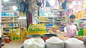 দাম বৃদ্ধির ১ ঘণ্টা পর বাজারে মিলছে বোতলজাত সয়াবিন তেল