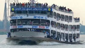 উড়ন্ত টাকা ধরতে গিয়ে নদীতে পড়ল লঞ্চযাত্রী