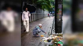 রাস্তায় উচ্ছিষ্ট খাওয়া বৃদ্ধের ভাইরাল ছবিটি নিয়ে যা জানা গেল