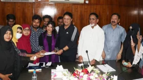 শিক্ষার্থীদের দাবির মুখে খুলনা চেম্বার অব কমার্সের ভারপ্রাপ্ত সভাপতির পদত্যাগ