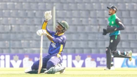 শেষ বলে ছক্কা মেরে রোমাঞ্চকর জয় ঢাকার